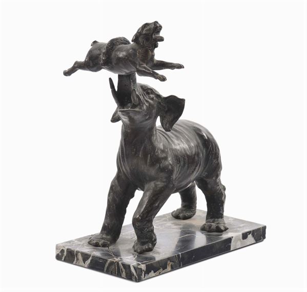 Scultura in bronzo raffigurante elefante con preda