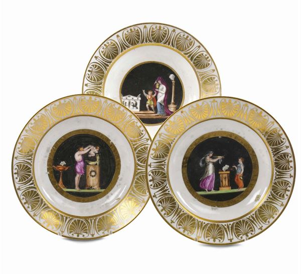 Tre piatti in porcellana con decorazioni neoclassiche al cavetto, Real Fabbrica, XIX secolo