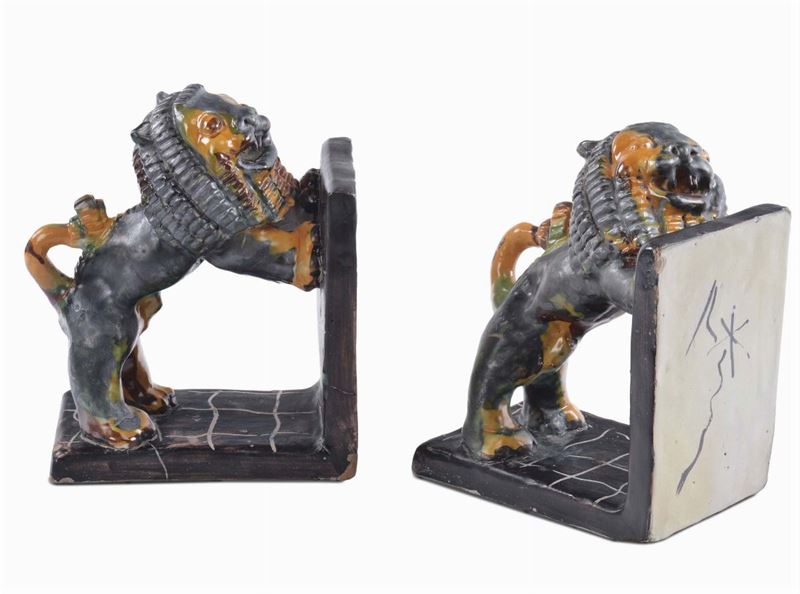 Coppia di fermalibri in maiolica trattati con tecnica Raku raffiguranti leoni orientali, marchio A. De Vall fabb. Posillipo  - Auction Antiques and Old Masters - Cambi Casa d'Aste