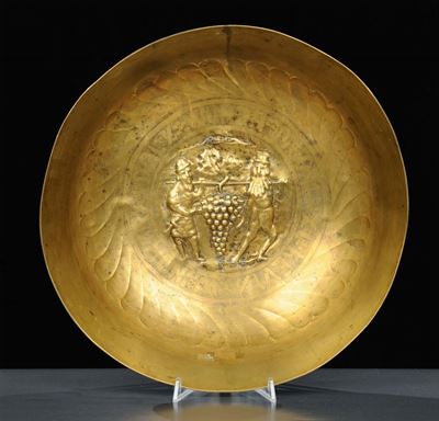 Bacile in Ottone Sbalzato, Norimberga XV Secolo