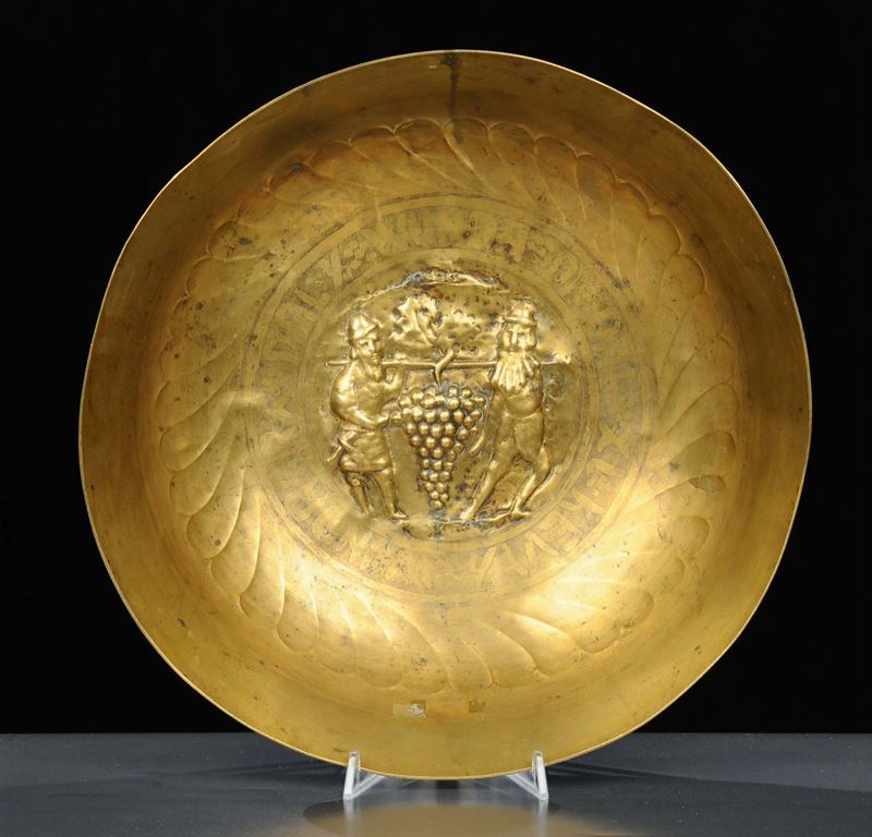 Bacile in ottone sbalzato, Norimberga XV secolo  - Auction OnLine Auction 7-2013 - Cambi Casa d'Aste