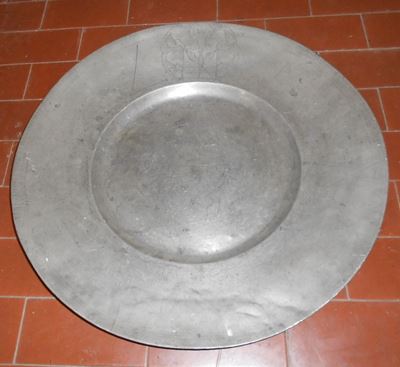 Grande Piatto Rotondo in Peltro con Stemma Inciso sulla Testa, XVI Secolo