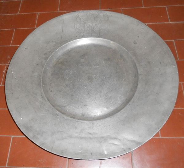 Grande piatto rotondo in peltro con stemma inciso sulla testa, XVI secolo