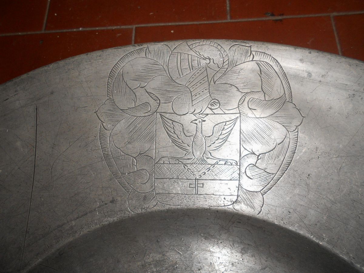 Grande Piatto Rotondo in Peltro con Stemma Inciso sulla Testa, XVI Secolo