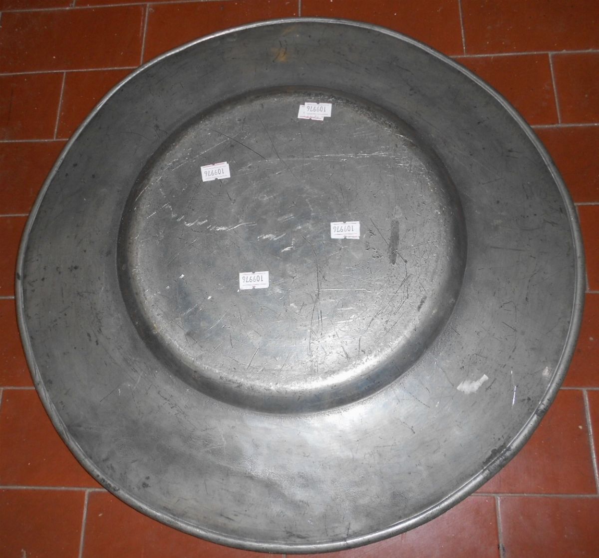Grande Piatto Rotondo in Peltro con Stemma Inciso sulla Testa, XVI Secolo