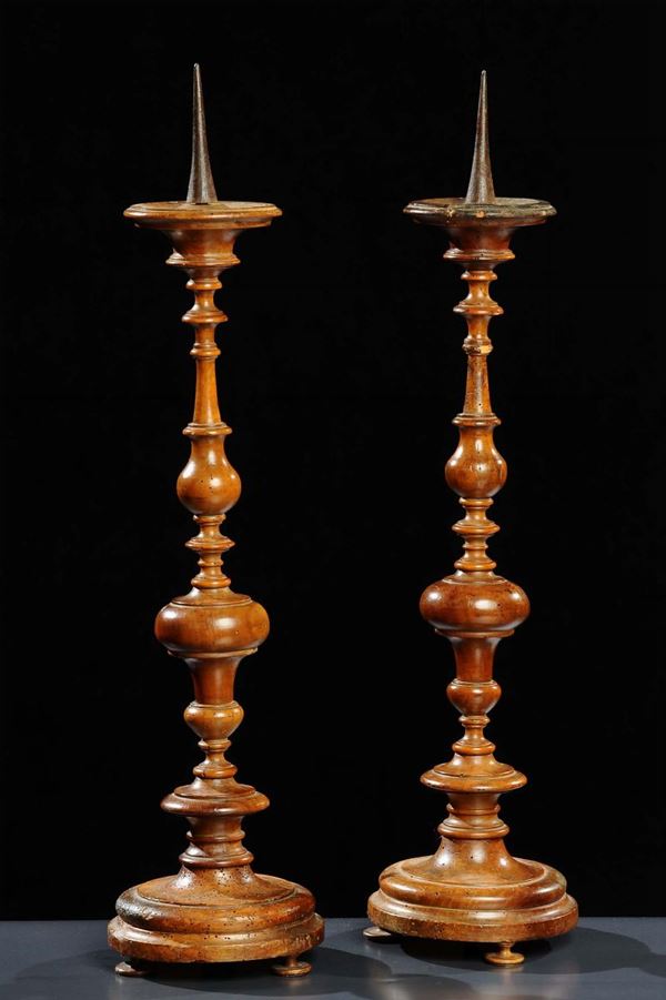 Coppia di candelieri a rocchetto in bosso, Toscana XVII secolo