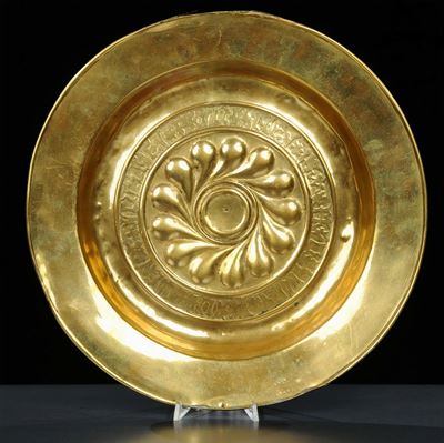 Piatto Rotondo in Ottone Sbalzato, Norimberga XV Secolo