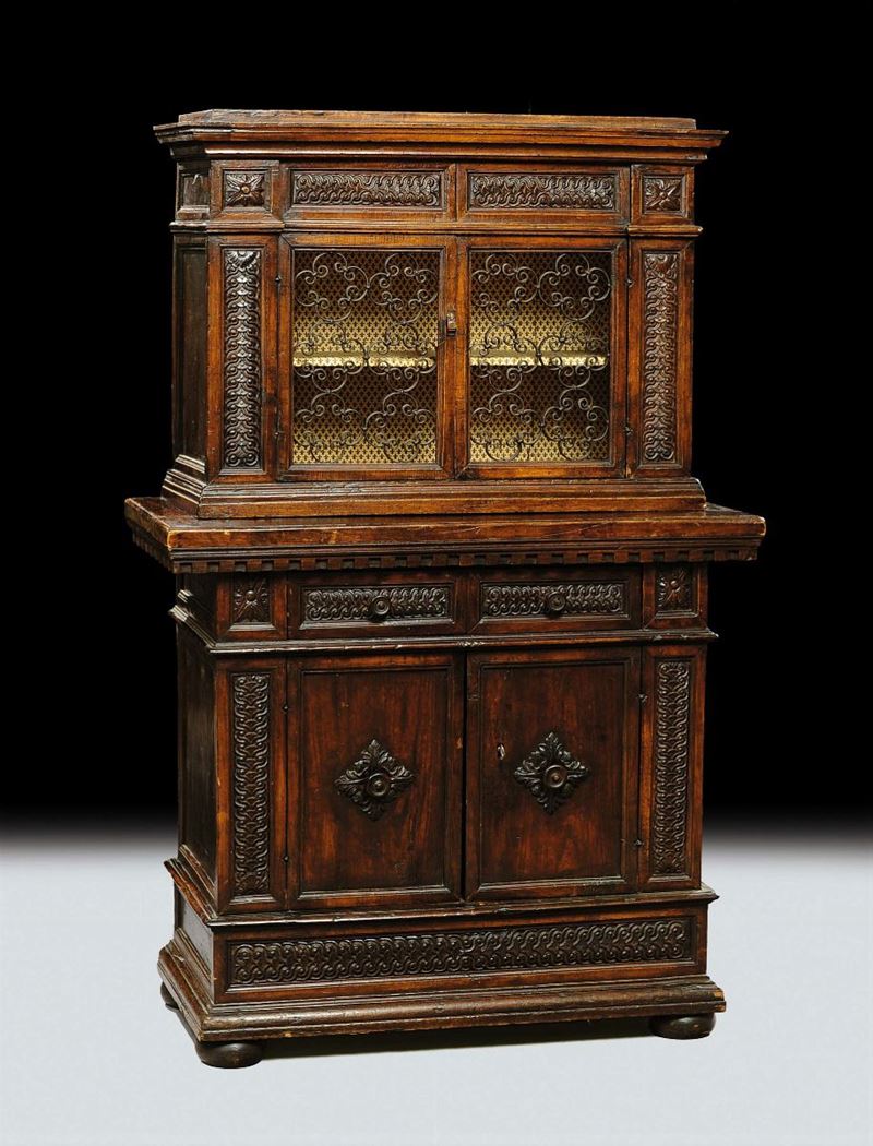 Mobile a due corpi in noce intagliato, Toscana XVII secolo  - Auction Time Auction 3-2014 - Cambi Casa d'Aste
