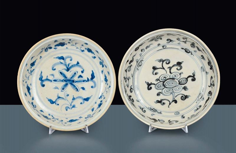 Due piatti diversi in maiolica, XVIII secolo  - Auction OnLine Auction 09-2012 - Cambi Casa d'Aste