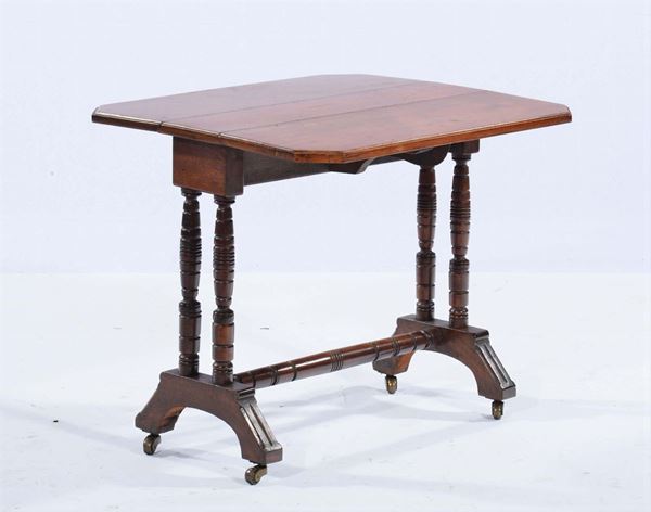 Tavolino basso con piano a bandelle in mogano, XIX secolo