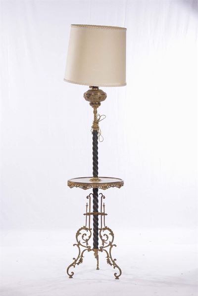 Lumiera in Metallo Brunito e Dorato. Sostegno a Tripode Sagomato a Volute, Fine XIX Secolo