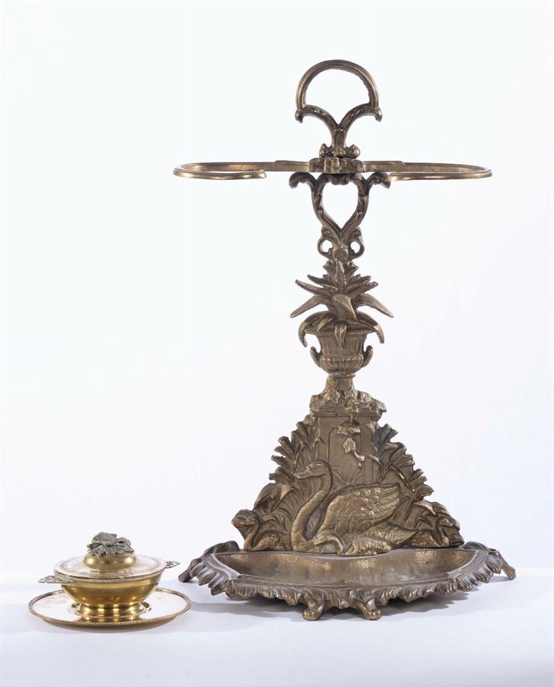 Lotto di una zuppierina e un portaombrelli in ottone  - Auction Antiques and Old Masters - Cambi Casa d'Aste