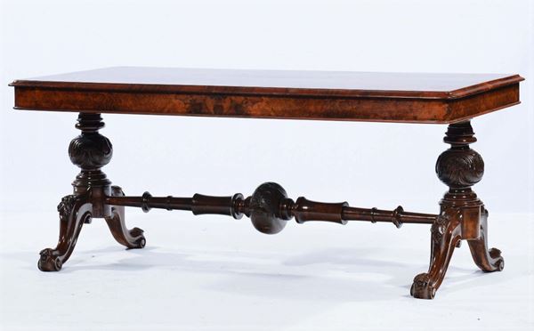 Tavolino in mogano e radica di mogano, piano rettangolare, sostegni riuniti da traversa, XIX secolo