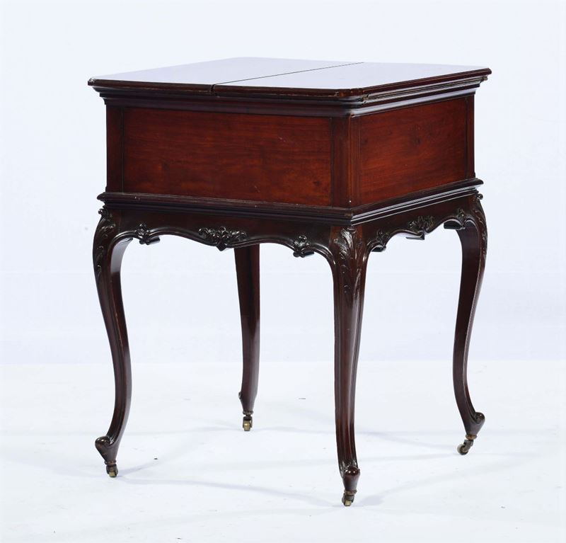 Tavolino da lavoro con piano a bandelle in mogano, fine XIX secolo  - Auction Antiques and Old Masters - Cambi Casa d'Aste