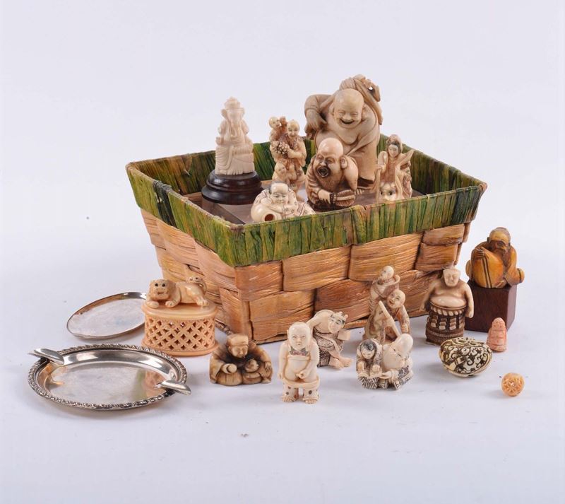 Lotto di piccoli avori orientali di varie dimensioni ed epoca  - Auction Antique and Old Masters - II - Cambi Casa d'Aste