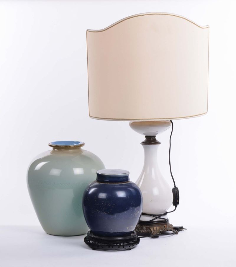 Lotto composto da vaso in porcellana cinese a fondo blu con decoro in oro  - Auction Time Auction 8-2014 - Cambi Casa d'Aste