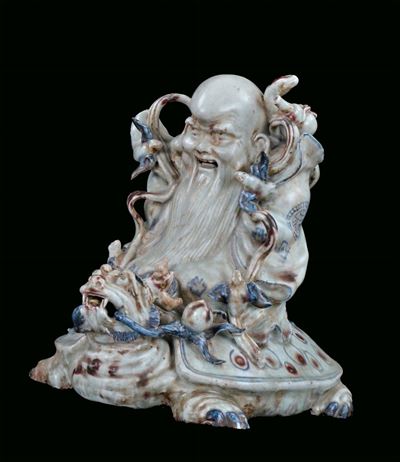 Rara Figura di Saggio su Tartaruga in Porcellana Bianca e Blu e Rosso Ferro Decorata in Lieve Pol...