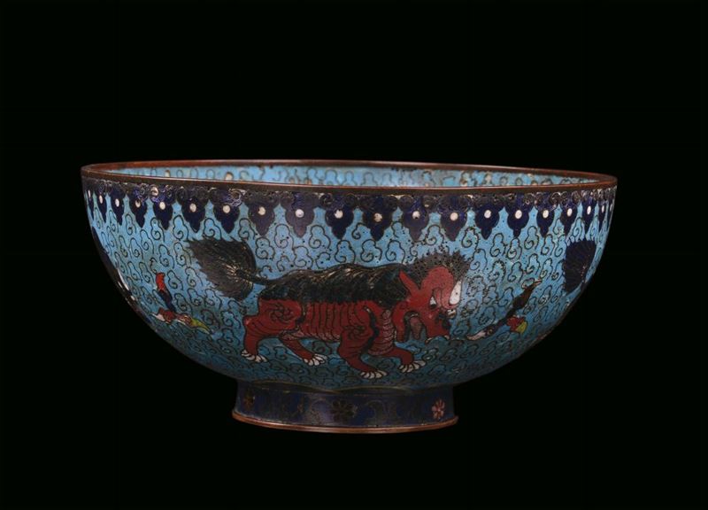 Cloisonné bowl with imaginary lions on light blue background, China, Qing Dynasty, 19th century, diameter cm 21,5, h cm 10,5  - Auction Fine Chinese Works of Art - Cambi Casa d'Aste