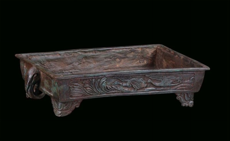 Rectangular dark coat bronze tray, China, Ming Dynasty, 16th – 17th century Stripe decorated, handles in the shape of elephant trunk and curl feet , cm 48x27x11  - Auction Fine Chinese Works of Art - Cambi Casa d'Aste
