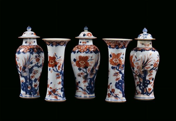 Garniture of five Imari porcelain vases, China, Qing Dynasty, end 18th century h cm 23,5 and cm 29