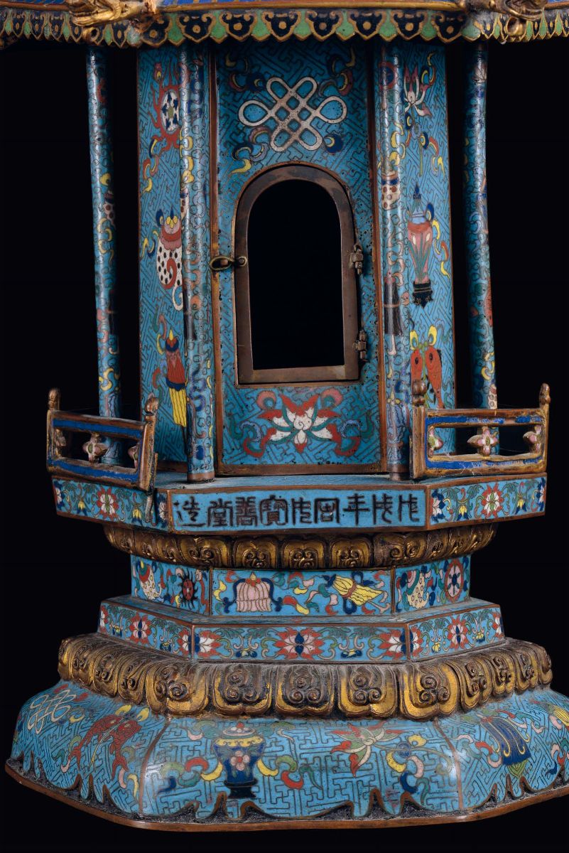 Modellino di Pagoda in Smato Cloisonne e Bronzo Dorato, Cina, Dinastia Qing, XIX Secolo