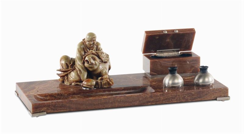 Calamaio in onice con figura in pietra raffigurante saggio, Cina inizio del XX secolo  - Asta Antiquariato e Dipinti Antichi - II - Cambi Casa d'Aste