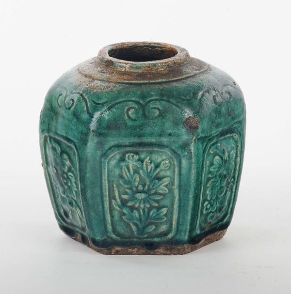 Vaso esagonale smaltato verde, Cina, XIX secolo
