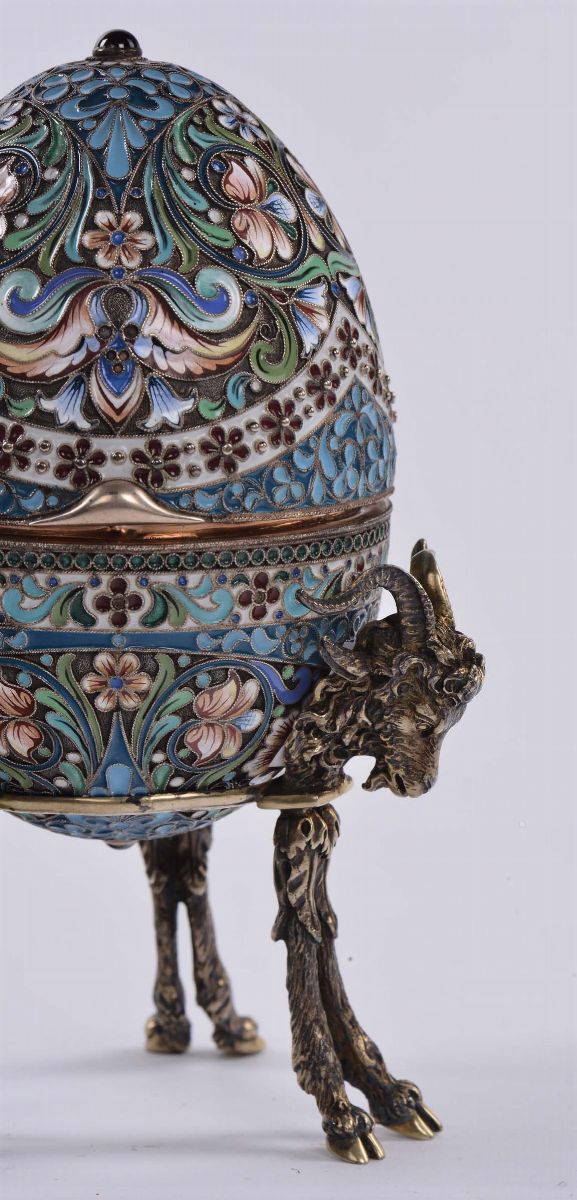 Uovo in Smalto Cloisonné con Base in Argento, Russia