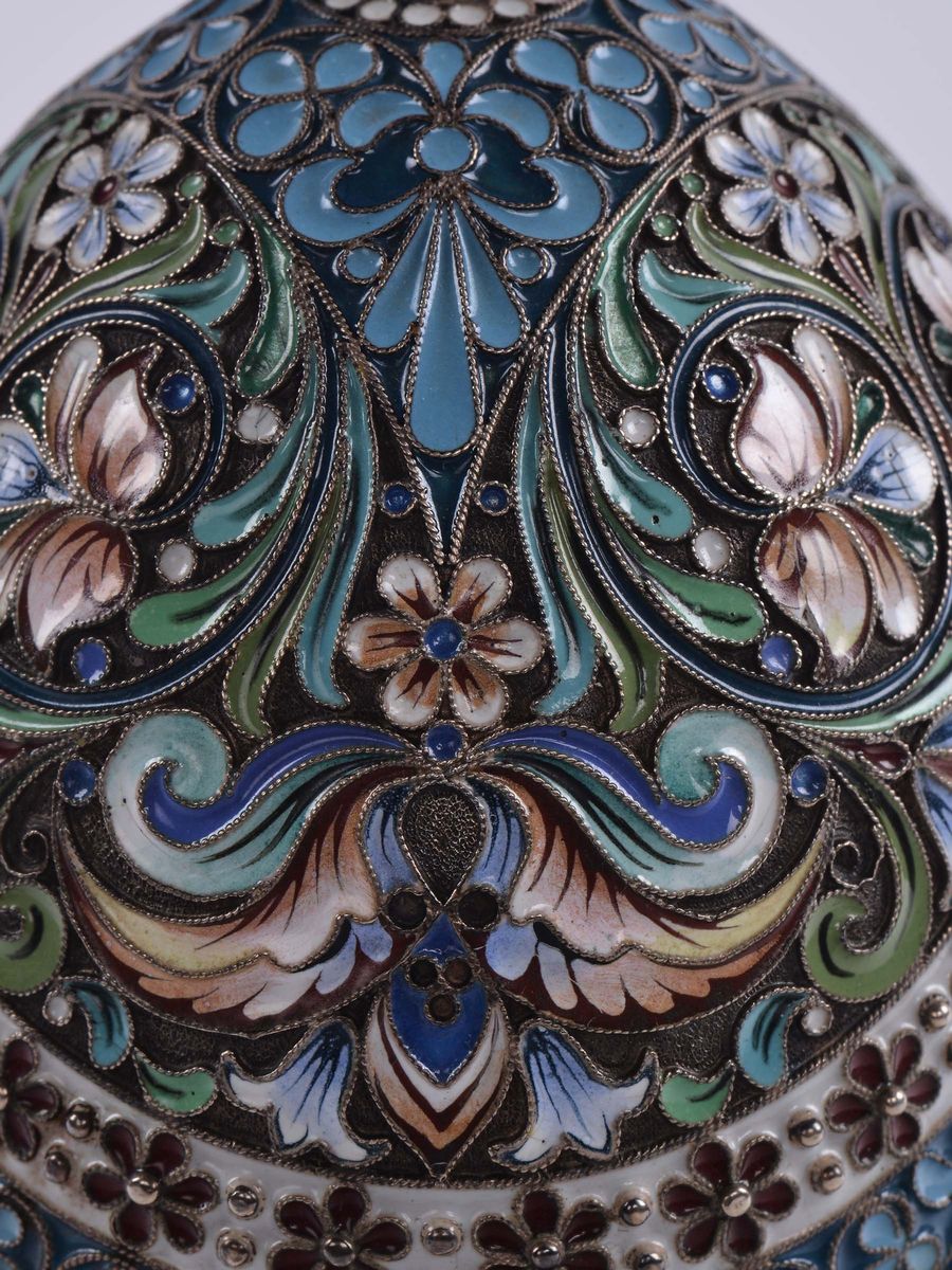 Uovo in Smalto Cloisonné con Base in Argento, Russia