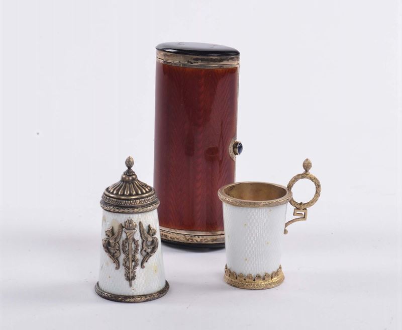 Portatabacco e due bicchierini in argento vermeille e smalti  - Auction Antiques and Old Masters - Cambi Casa d'Aste
