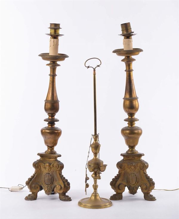 Coppia di candelieri in bronzo dorato a una luce, fine XVIII secolo