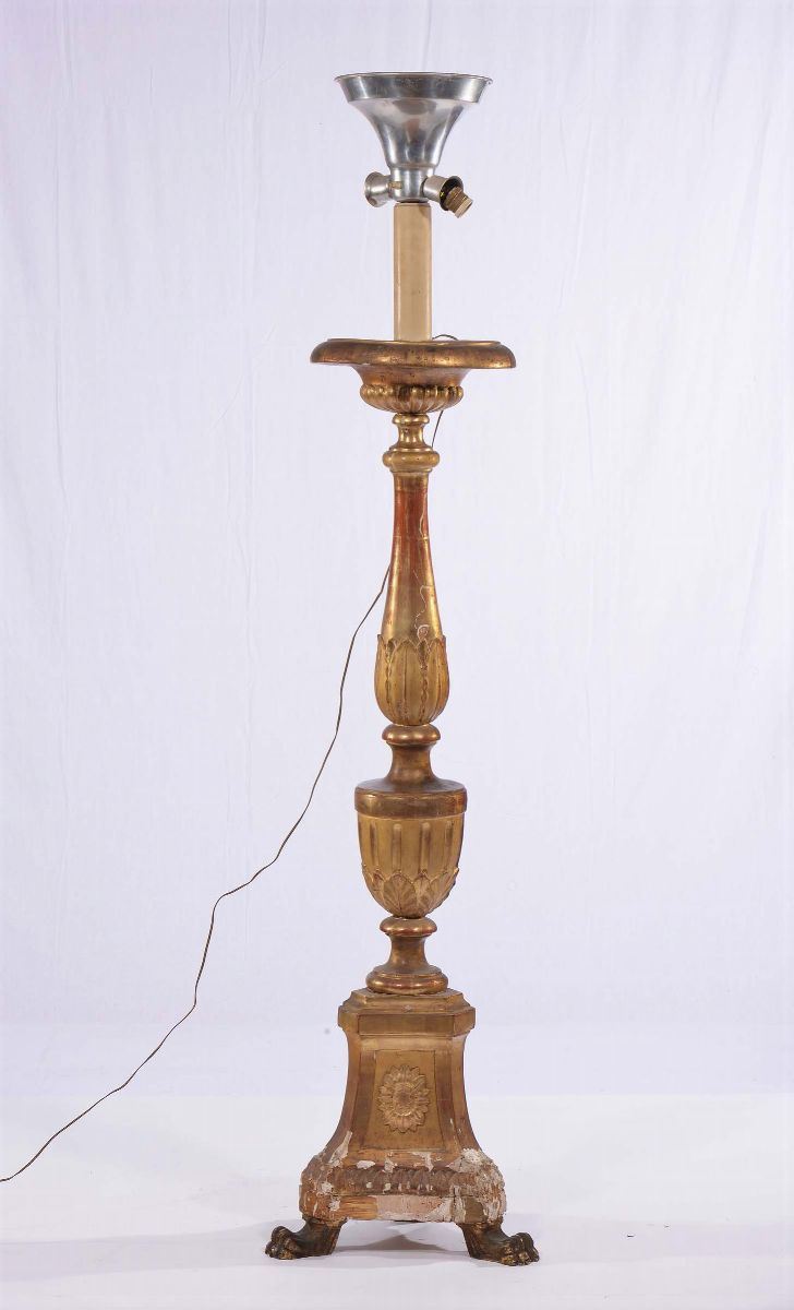 Piantana a foggia di candeliere in legno intagliato e dorato  - Auction Antiques and Old Masters - Cambi Casa d'Aste