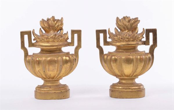 Coppia di appliques in legno dorato a forma di anfora, XIX secolo