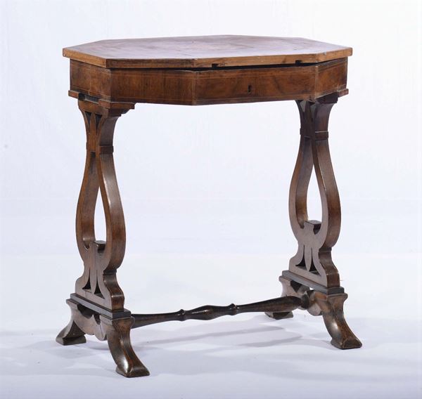 Tavolino da lavoro con piano ottagonale scorrevole intarsiato in legno dolci, XIX secolo
