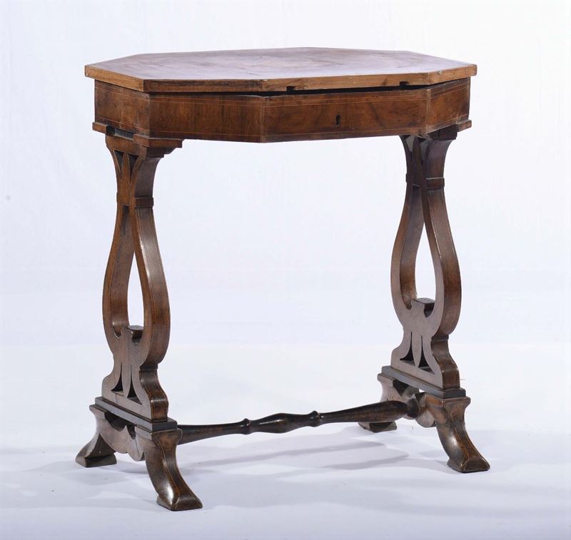 Tavolino da lavoro con piano ottagonale scorrevole intarsiato in legno dolci, XIX secolo  - Auction OnLine Auction 7-2013 - Cambi Casa d'Aste