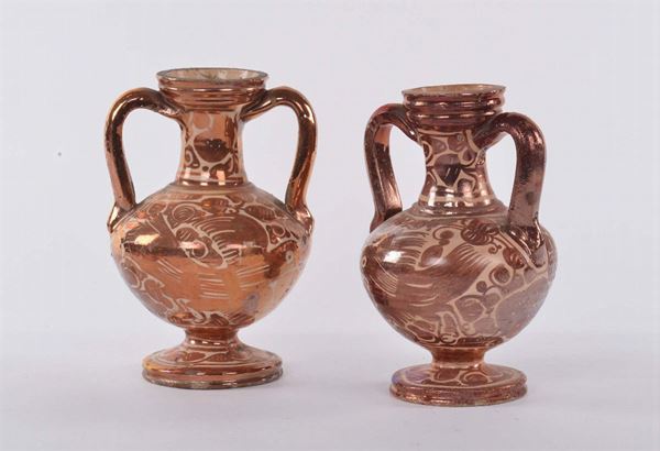 Coppia di vasi biansati Ispano moreschi in ceramica