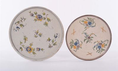 Due Alzate in Maiolica Diverse con Decoro a Fiori, XVIII Secolo