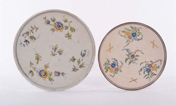 Due alzate in maiolica diverse con decoro a fiori, XVIII secolo