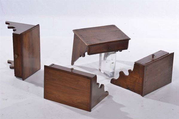 Quattro mensole pensili ad un cassetto