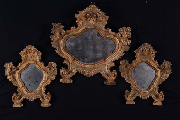 Lotto di tre cartaglorie e lampada da tavolo in legno