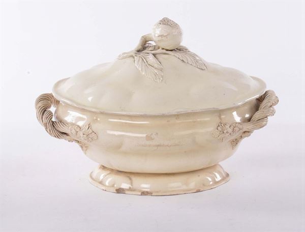 Zuppiera in ceramica bianca con presa a frutto