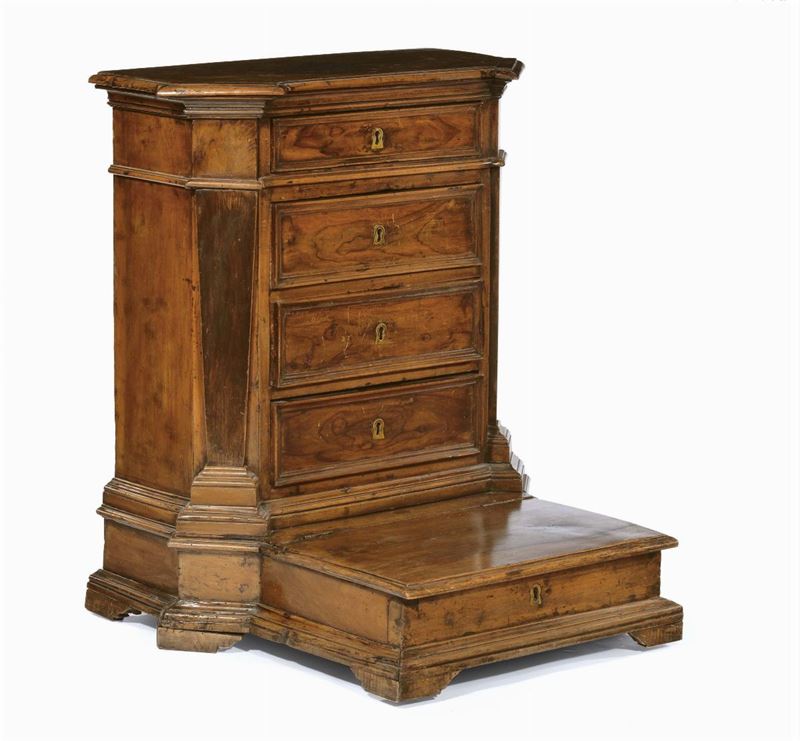 Inginocchiatoio in noce, XVIII secolo  - Asta Antiquariato e Dipinti Antichi - Cambi Casa d'Aste