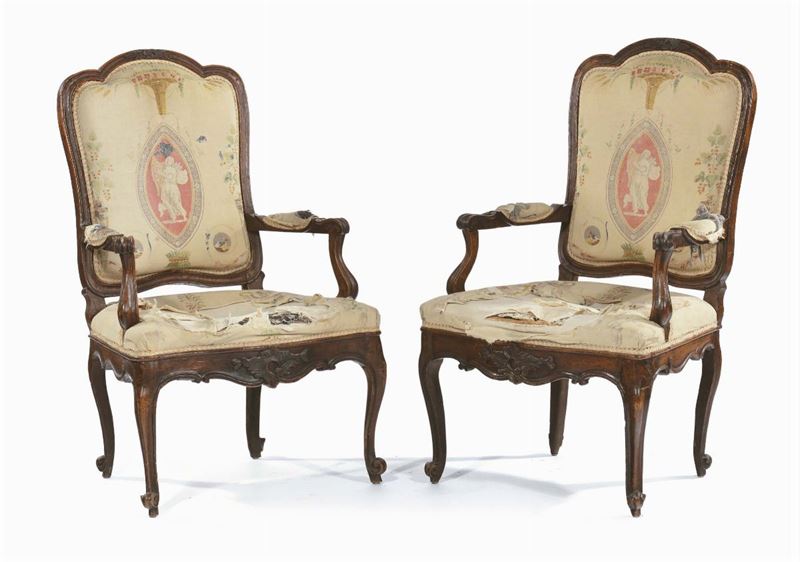 Coppia di poltrone in noce, XVIII secolo  - Auction Antiques and Old Masters - Cambi Casa d'Aste