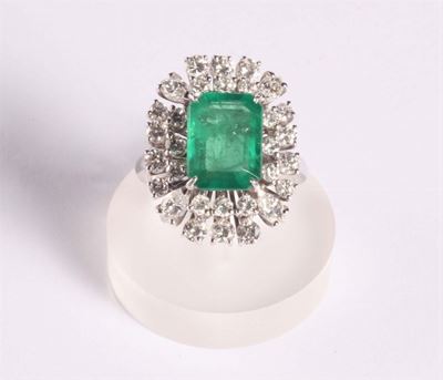 Anello con Smeraldo Colombiano Taglio a Gradini