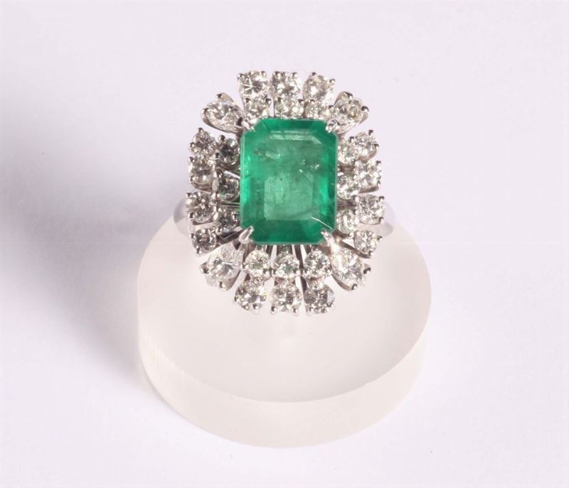 Anello con smeraldo colombiano taglio a gradini  - Auction Silvers, Ancient and Contemporary Jewels - Cambi Casa d'Aste