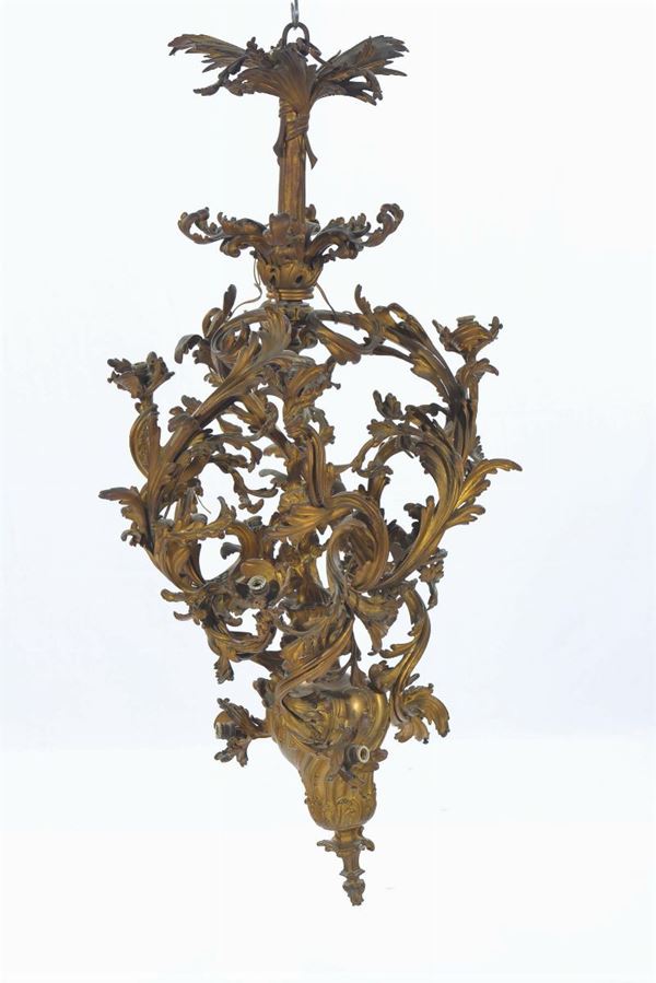 Lampadario in bronzo dorato a foggia di tralci fogliacei