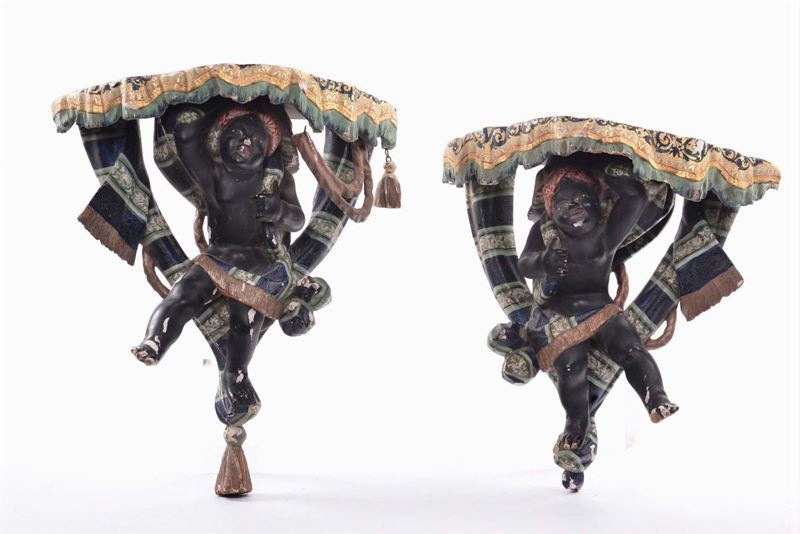 Coppia di mensole a foggia di moretti laccati in policromia, inizi XX secolo  - Auction Antiques and Old Masters - Cambi Casa d'Aste