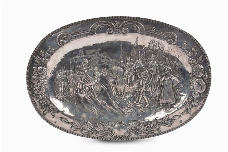 Vassoio ovale da parata in argento sbalzato, Germania XIX secolo  - Asta Antiquariato e Dipinti Antichi - II - Cambi Casa d'Aste