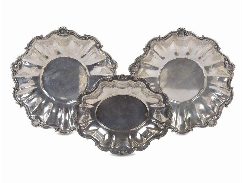 Tre vassoi in argento di dimensioni diverse  - Auction Antiques and Old Masters - Cambi Casa d'Aste