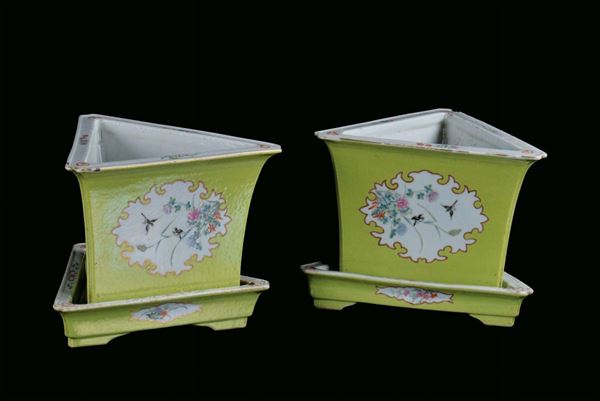 Pair of Famille Rose porcelain triangular cachepots and under-plates, China, Qing Dynasty, Guangxu Period  (1875-1908) decoration with small birds on flower branches within reserves on green background, marked, h cm 19